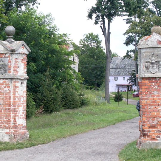 Partie ogrodzenia z 3 bramami