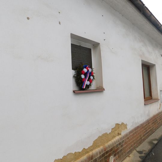 Pamětní deska Matěje Foubíka na domě Hrozenkovská 54/22 na Zličíně