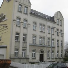 Mietshaus in ehemals halboffener Bebauung mit Vorgarten Rudolf-Liebold-Straße 1a