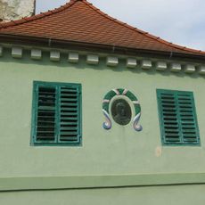 Pamětní deska Josefu Kajetánu Tylovi na domku v Tylově ulici v Třeboni