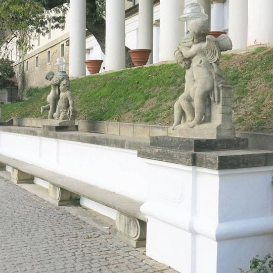 Sochy světlonošů u kamenné lavice v zahradě Na Valech