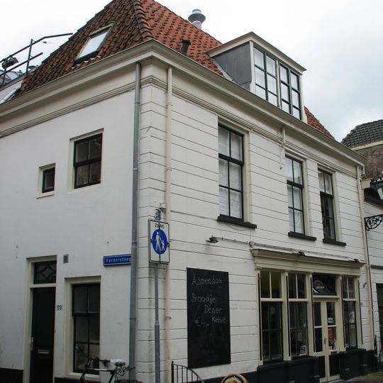Hoekpand met gepleisterde lijstgevel