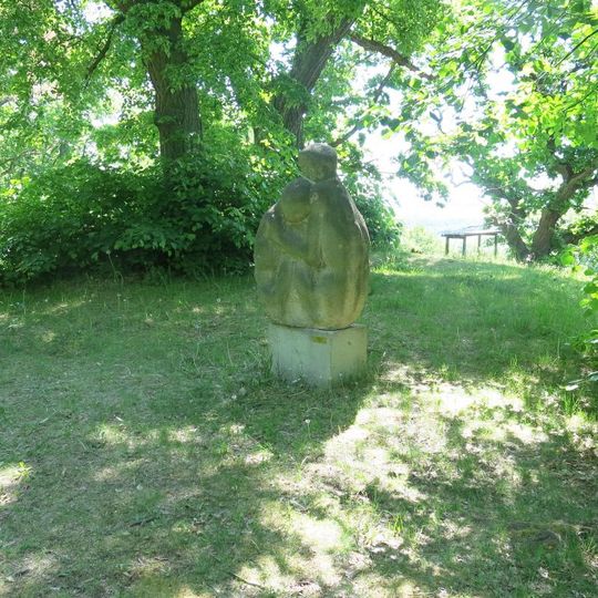 Kamenná plastika Sblížení na zaniklé křížové cestě