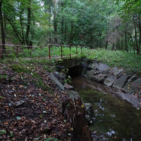 1. mostek přes Kunratický potok v areálu Thomayerovy nemocnice