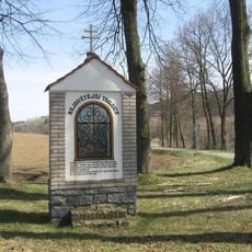 Kaplička Nejsvětější Trojice na křižovatce silnic severně od Osečan