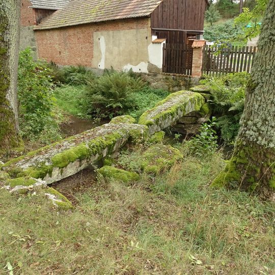 Kamenná lávka přes Čankovský potok u čp. 5 ve Valše