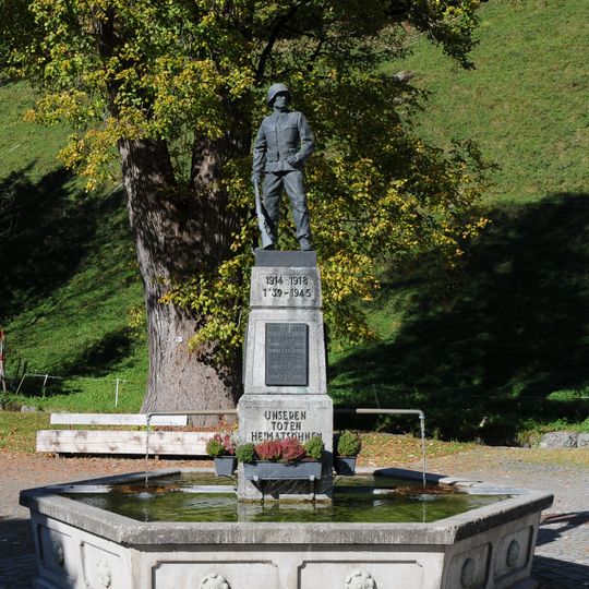 Dorfbrunnen mit Kriegerdenkmal