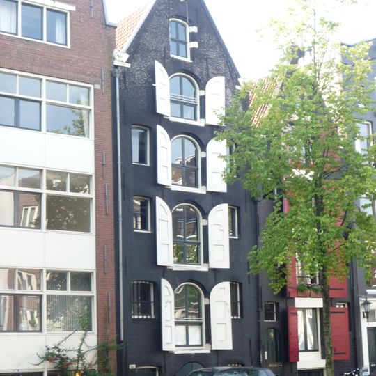 Pakhuis met gave puntgevel onder gebogen fronton