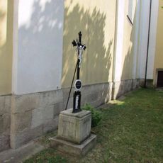 Kříž u bočního vchodu kostela sv. Vavřince v Dačicích