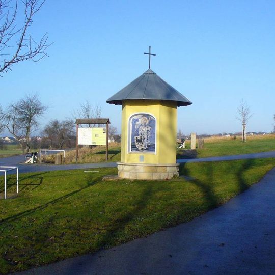 Kaplička Tří svatých na rozcestí jižně od Nepřevázky