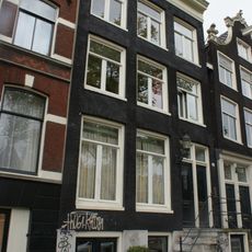 Pand met gevel onder rechte lijst