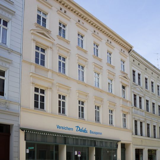 Mietshaus in geschlossener Bebauung, mit Laden Jakobstraße 28