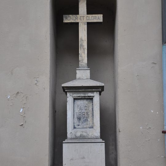 Kříž na zdi kostela Nanebevzetí Panny Marie v Havlíčkově Brodě