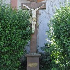 Sandsteinkreuz mit gefasstem Corpus