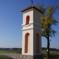 Kapliczka przydrożna z dzwonniczką, przy drodze do Woryt