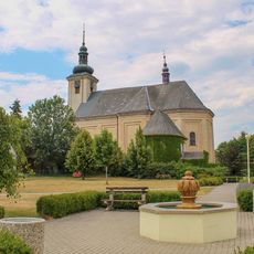 Kašna v Tatenicích mezi kostelem a zámkem