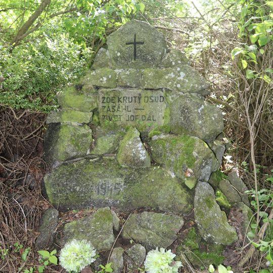 Pomník na křižovatce silnic 390 a 360 u Trnavy