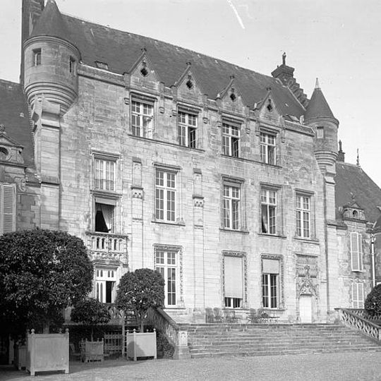 Château de Fresneaux-Montchevreuil