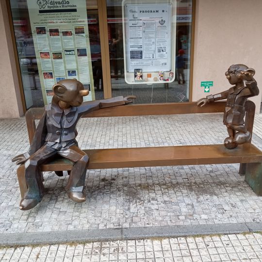 Sousoší Spejbla a Hurvínka před divadlem S+H v Dejvické ulici