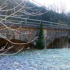 Eisenbahnbrücke über die Nossener Straße und Stützmauer an der Straße sowie weitere Eisenbahnbrücke über die Triebisch Nossener Straße -