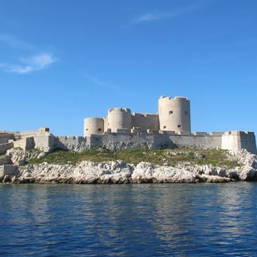 Location delle riprese del Conte di Montecristo: castelli francesi, fortezze costiere, Parigi