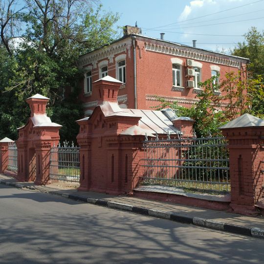 Ограда и сторожка