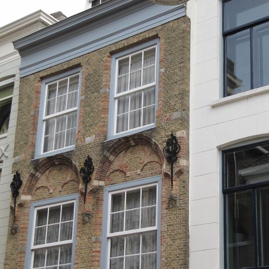 Pand met afgeknotte gevel van het Dordtse type