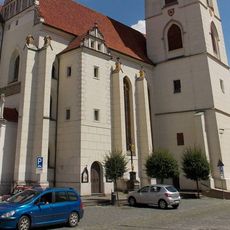 Kříž u kostela Narození Panny Marie ve Vodňanech