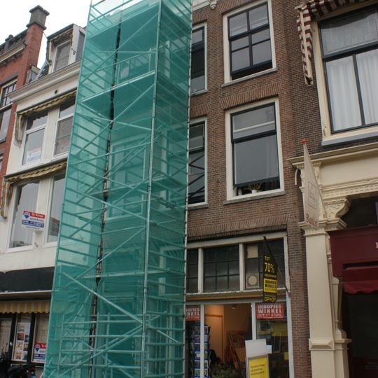 Pand met baksteengevel met rechte kroonlijstconsoles. Fraai gesneden dakvenster, pui 1941 verbouwd