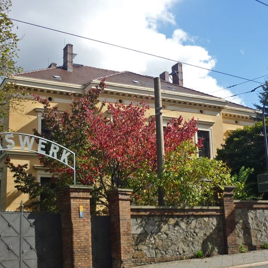 Verwaltungsgebäude der Städtischen Gasanstalt Lunitz 8, mit Garteneinfriedung als Weiterführung der Mauer Jägerkaserne mit zwei Toreinfahrten und Pforte von 1885 sowie Vorgarten Grüner Graben 21
