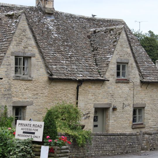 31 and 32, The Square