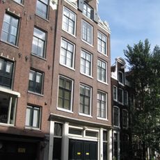 Pand met klokgevel onder houten fronton