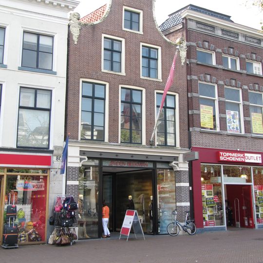 Pand onder zadeldak tegen klokgevel