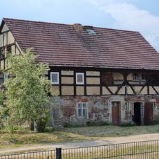 Wohnstallhaus mit Oberlaube und Einfriedung Commerauer Straße 5