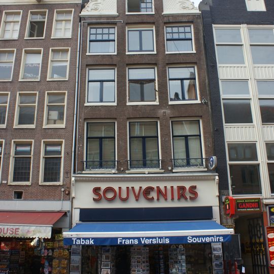 Pand met halsgevel met geschubde vleugelstukken en lofwerk in de gelobde afdekking