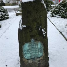 Kriegerdenkmal Plohner Hauptstraße 1 (gegenüber)