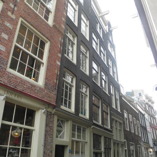 Pand met gevel, onder echte lijst