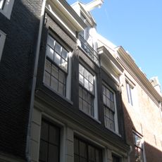 Huisje onder dwars dak met dakkapel