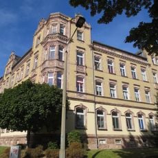 Mietshaus in Ecklage in halboffener Bebauung mit Vorgarten Krügerstraße 2