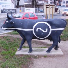 Plastika krávy v ulici Jateční