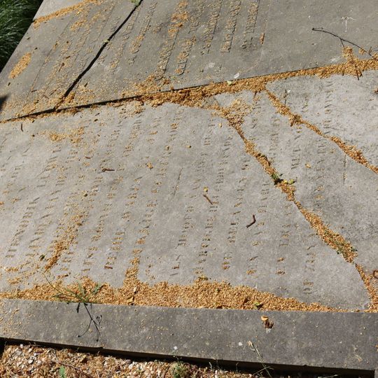 Gravestone of mayor H.L. van Linden van den Heuvell and H. van Heijst