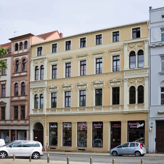 Wohnhaus in geschlossener Bebauung mit angebautem Remisengebäude Elisabethstraße 39