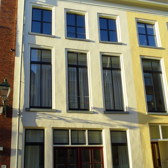 Drie venstertraveeën breed pand met kroonlijst