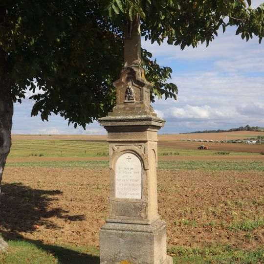 Kříž na křižovatce ve Lhánicích