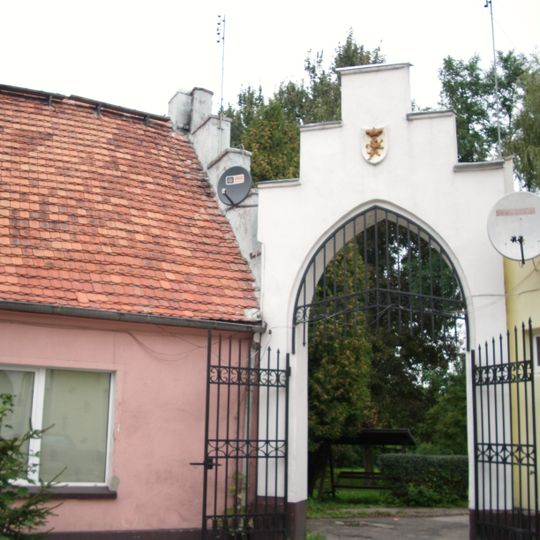 Ogrodzenie z 2 bramami