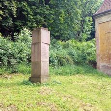 Pomník padlým v Kryrech u kostela