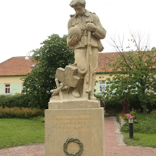 Pomník padlým na návsi v Únanově