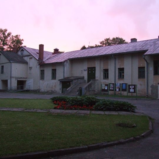 Brūzis, vēlāk saviesīgās biedrības nams