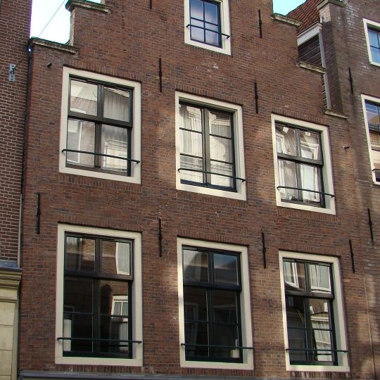 Pand met vlakke trapgevel waarin empire roedenverdeling