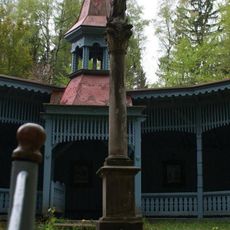 Sloup se sochou P. Marie před Loretou v Rokoli